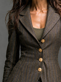 Veste sur mesure à rayures dorées sur fond charbon